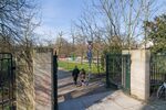 Toegang tot het Vondelpark aan de zuidoost kant.
              <br/>
              Marcel Westhoff, februari 2016